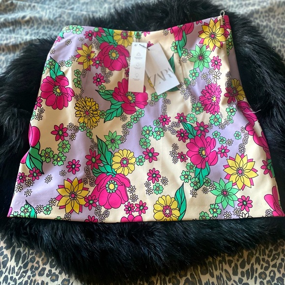 Mini skirt - Picture 2 of 3